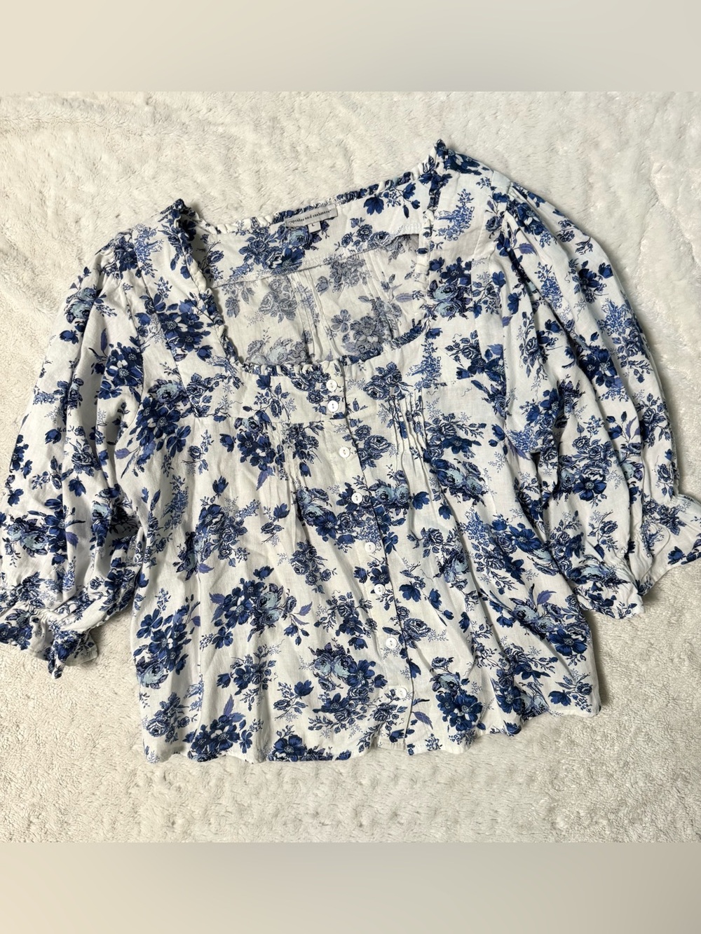 CUPCAKES & CASHMERE Blue Floral linen Peasant Blouse - Women